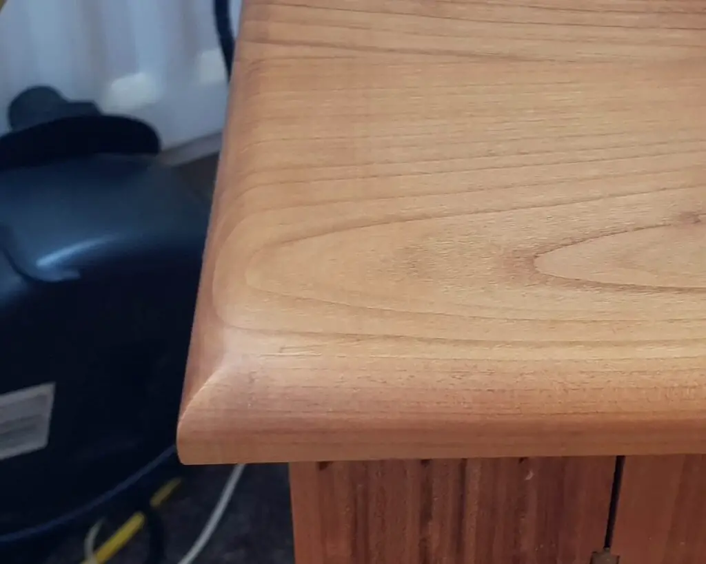 edge curve on a cabinet top
